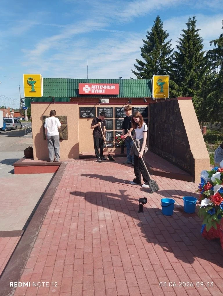🌿 Летняя практика в Фатежской школе № 2: делаем город чище и помним о подвиге! 🌿