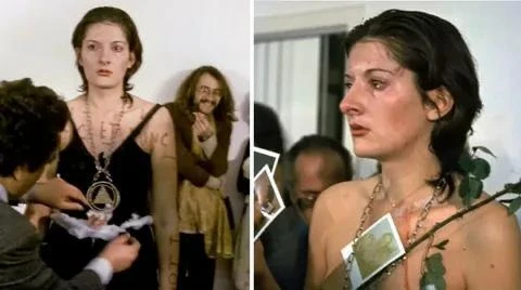 В 1970-х художница Марина Абрамович провела перформанс, в котором неподвижно стояла пер...