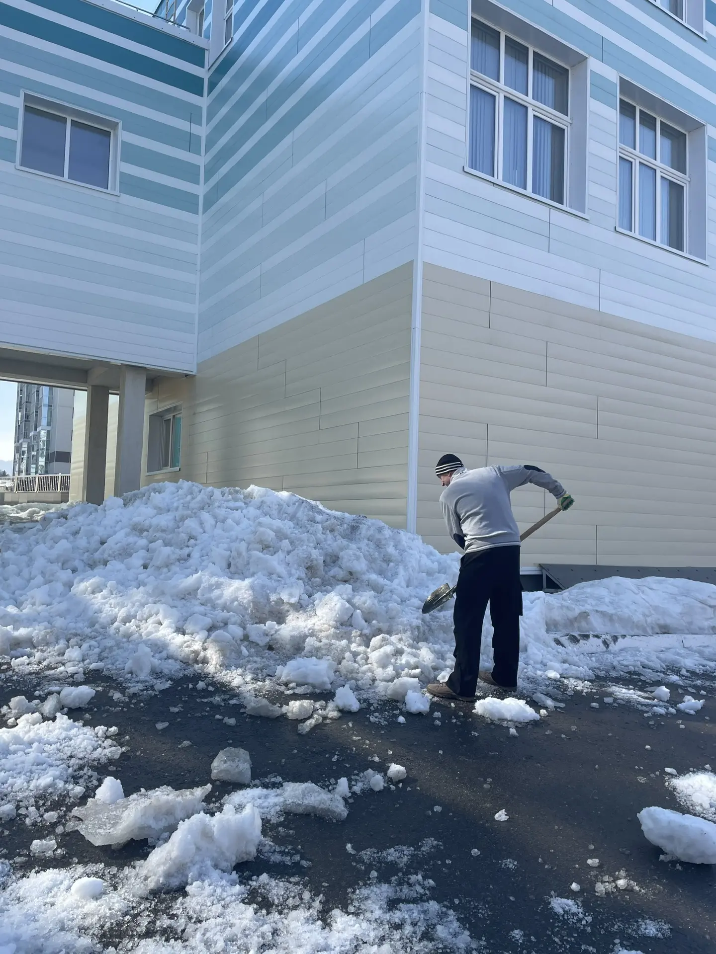 🌨️ Весенняя пятница: вместе делаем мир чище!  Сегодня наш дружный коллектив гимназии вышел на улицу,
