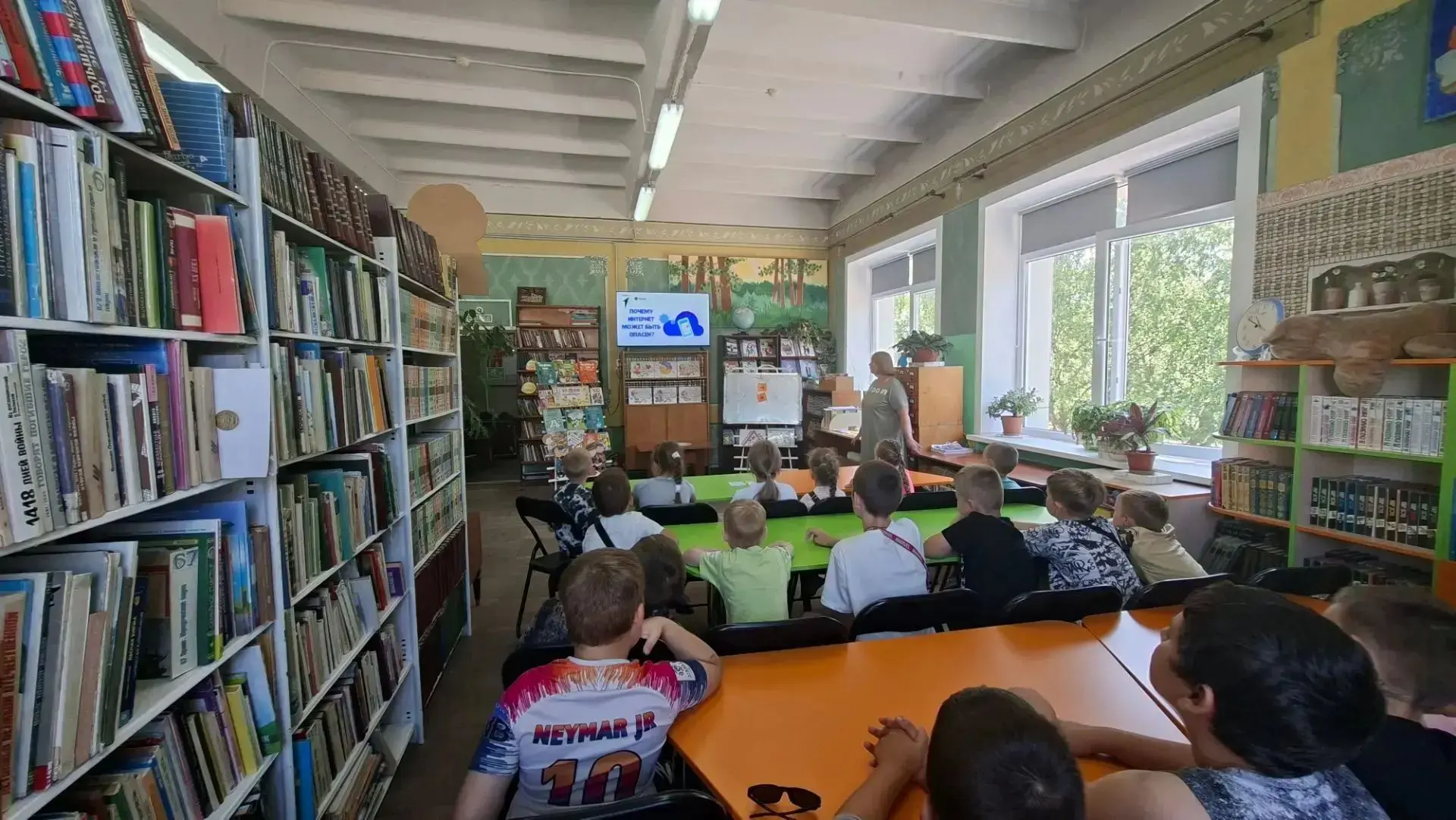 Утро в лагере началось, как всегда, с бодрой зарядки. Под ритмичную музыку ребята тянулись, приседал
