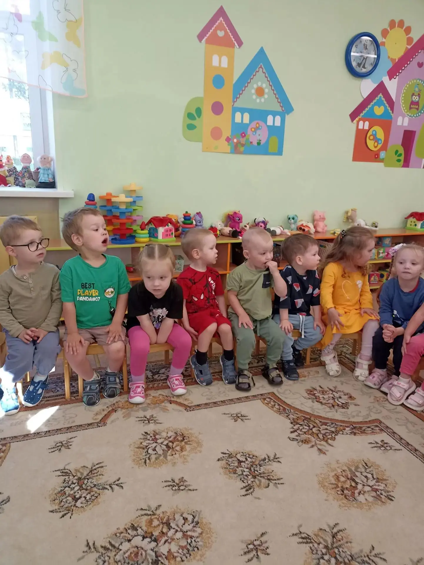 Солнце светит за окном,