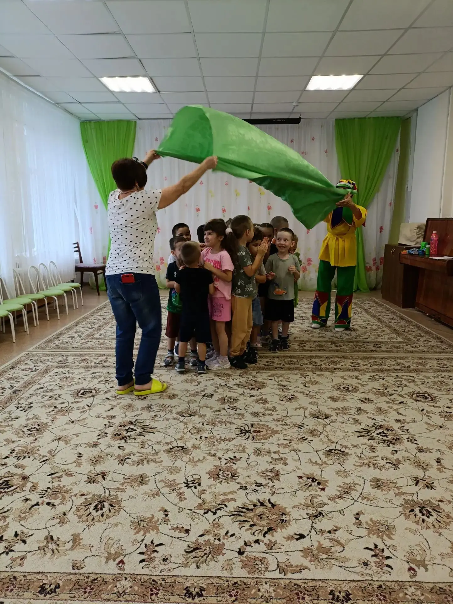 🎉 Праздник мыльных пузырей в нашем детском саду! 🎉

Ребятишки с восторгом выдували пузыри — больши