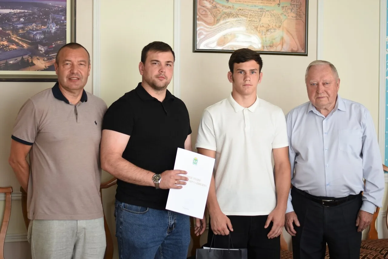 В Кинешме чествовали победителя первенства Европы по панкратиону Захара Ларичева