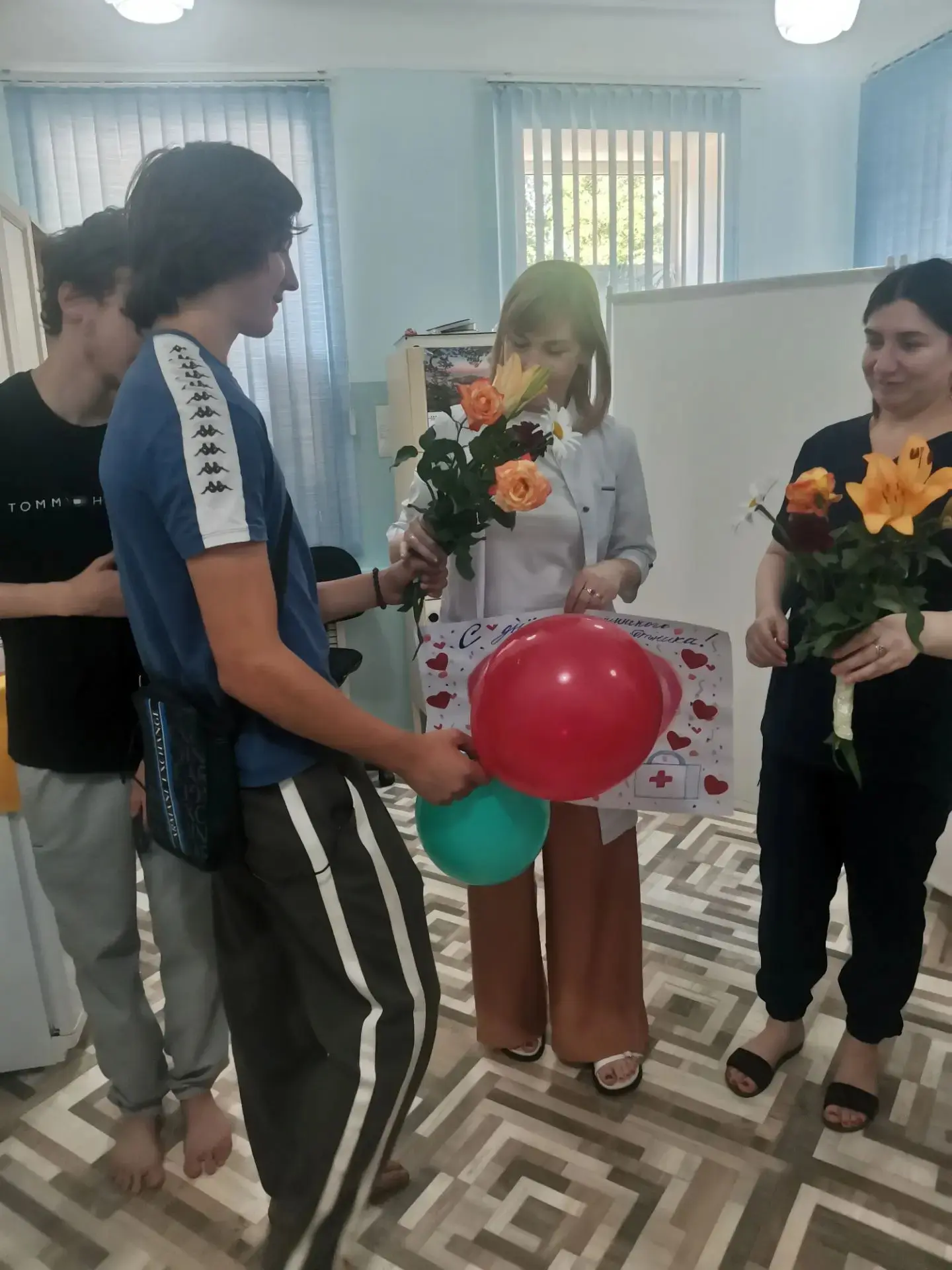 С самого утра первого дня рабочей недели на входе в детский дом медицинских работников ждал настоящи