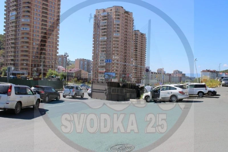 🚗 Во Владивостоке на Снеговой Пади перевернулся большегруз