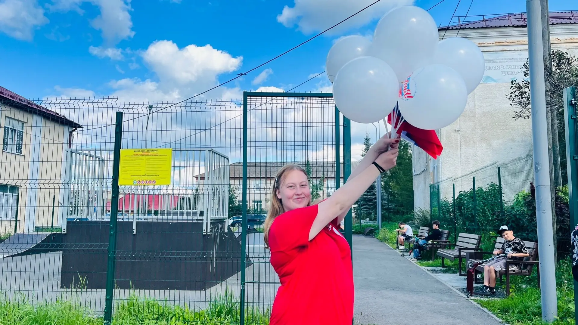 🎉 В преддверии Дня Государственного флага РФ волонтёры Добро.Центра устроили для жител...