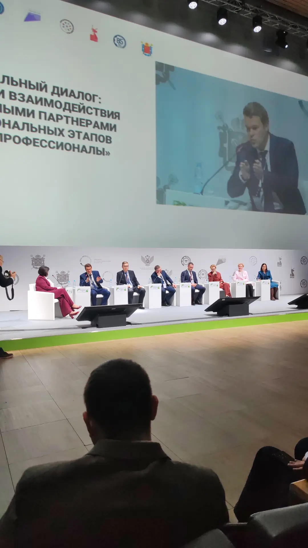 Сегодня, 2 декабря, директор школы Римма Евгеньевна Ермоленко и заместитель директора Виктор Владими