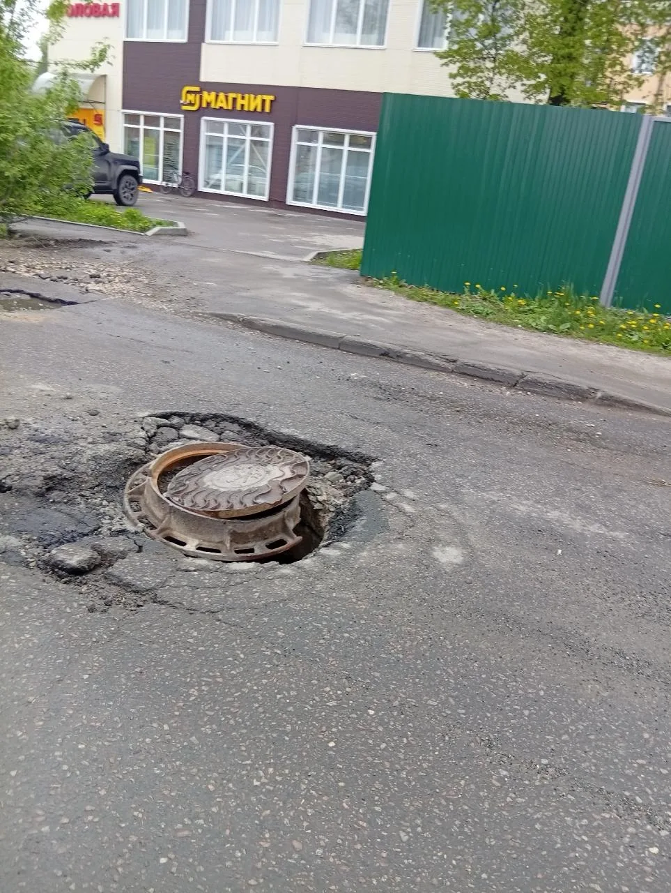 Вот такой подарок автомобилистам на ул. Связи (напротив магнита) Будьте внимательны!
