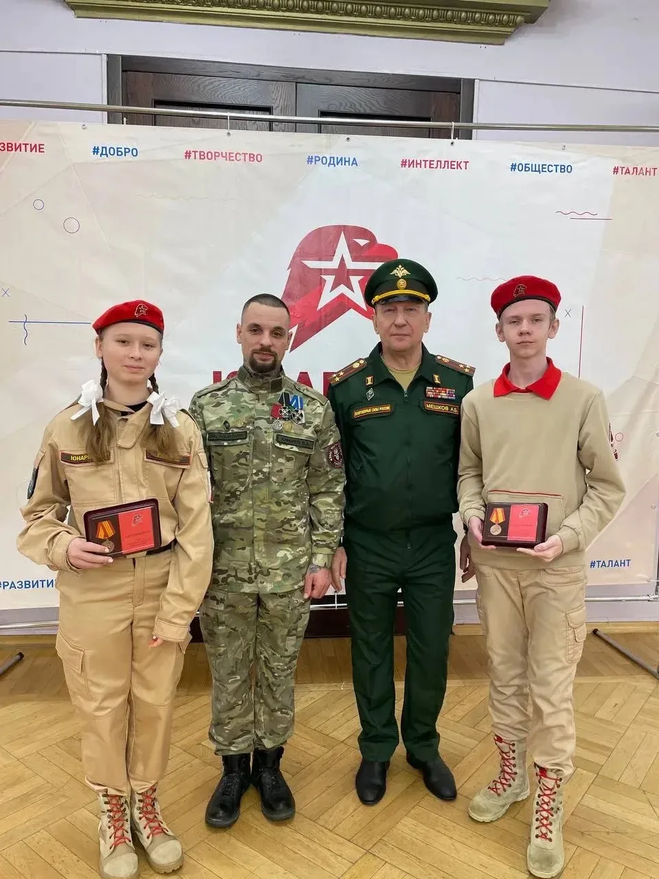 Сегодня 9 февраля, в рамках торжественного мероприятия, воспитанники юнармейского отряда «Патриоты –