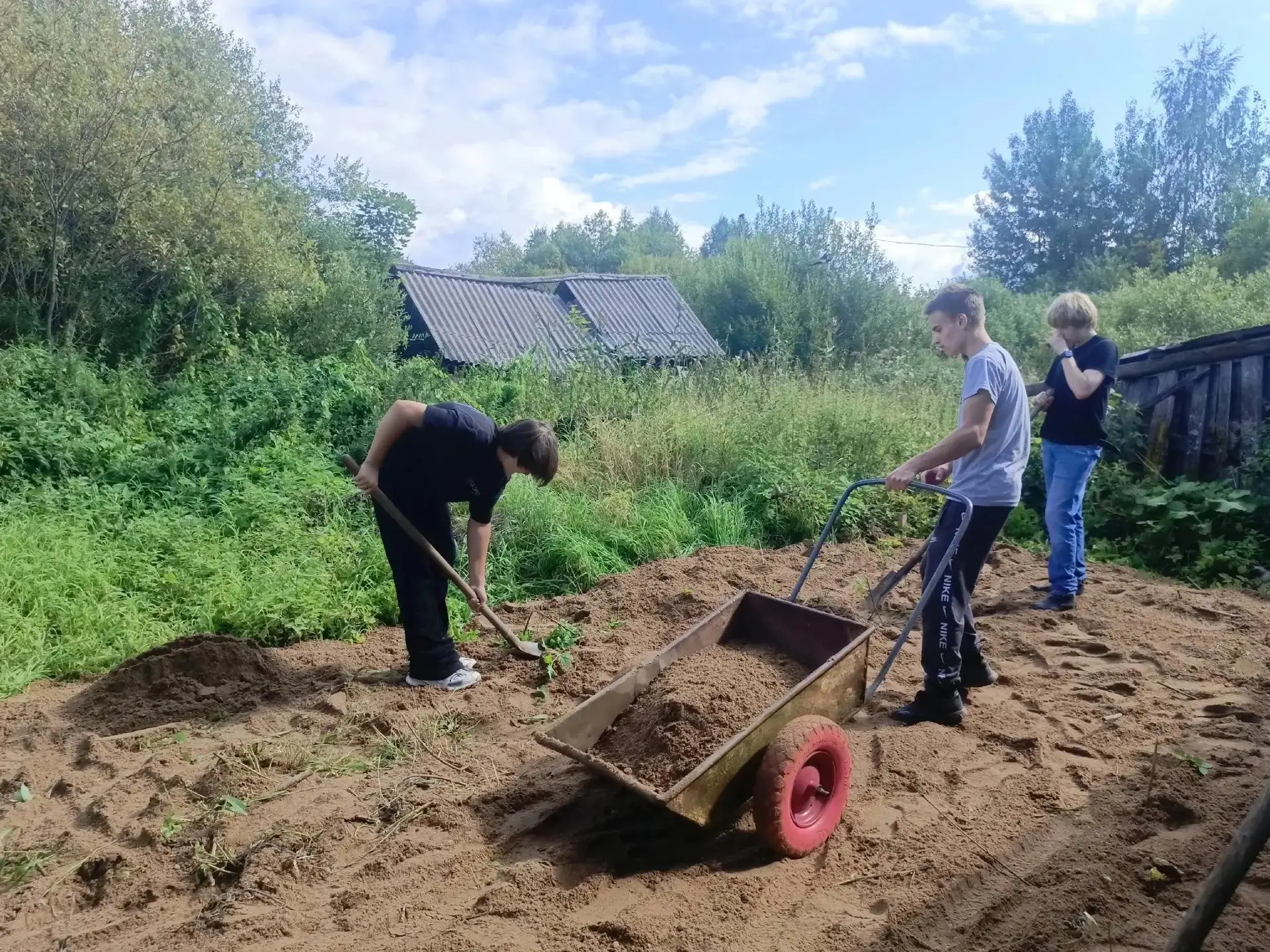 📢 В городе продолжается сезон летних трудовых лагерей .