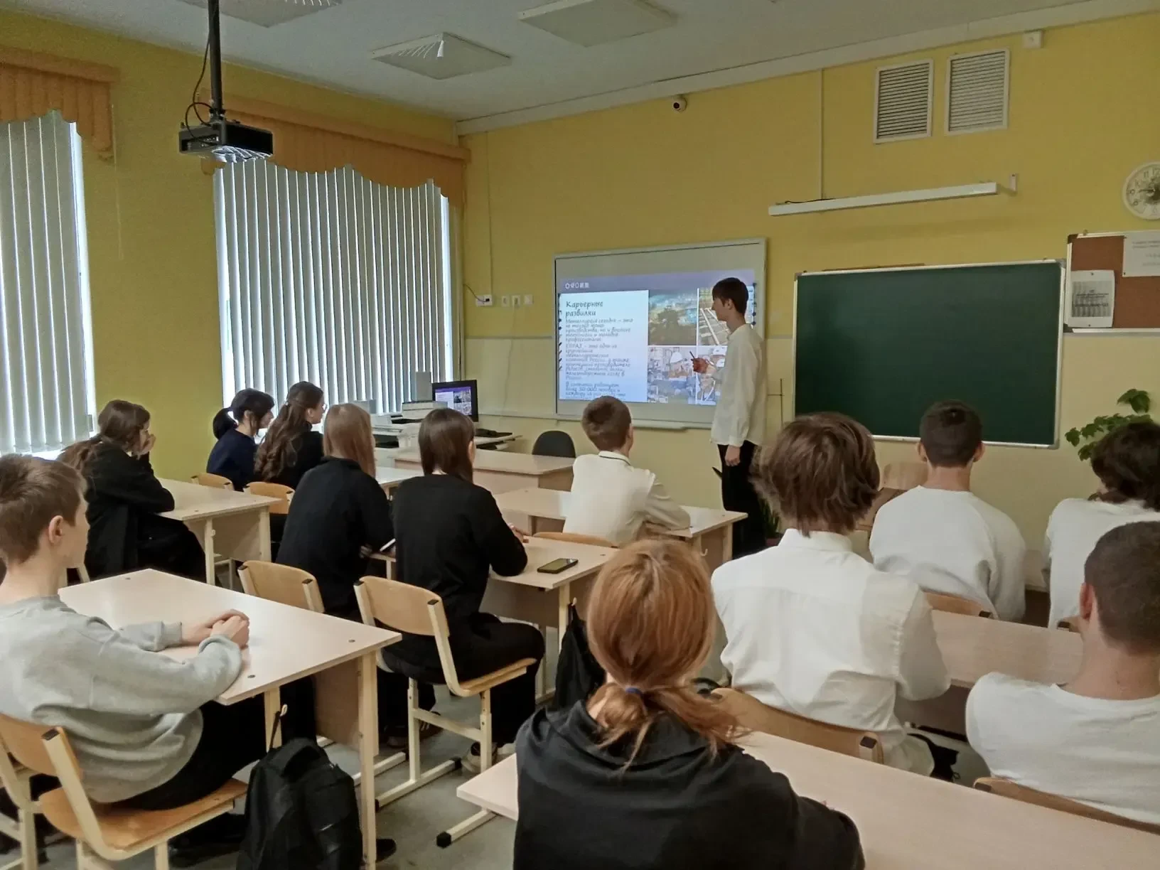 Сегодня наши ученики 9-11 классов приняли участие в необычном уроке «Карьерные развилки»! 🧠 Что это 
