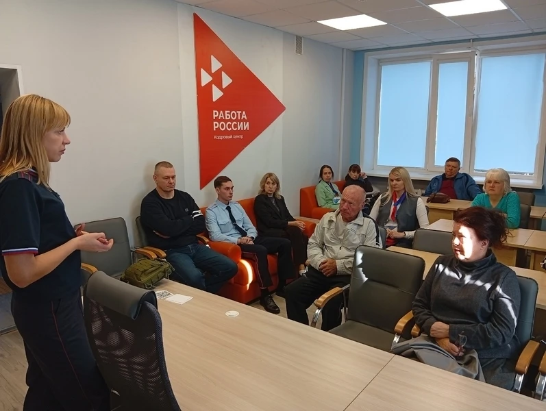 Боровичские полицейские провели профилактическую беседу с представителями старшего поко...
