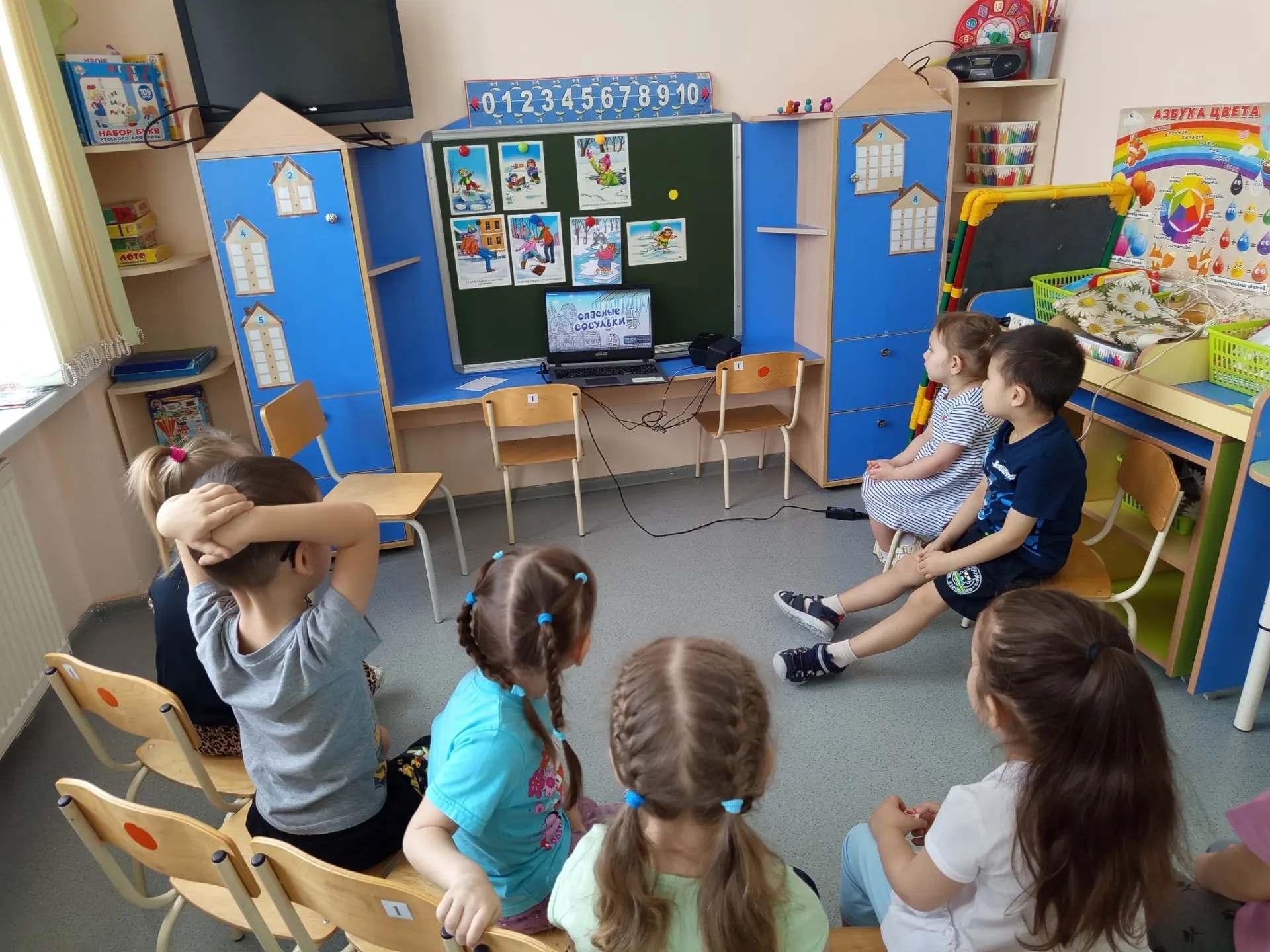 4 марта - День безопасности на льду весной. 
С детьми младшей группы "Ромашка" была проведена беседа