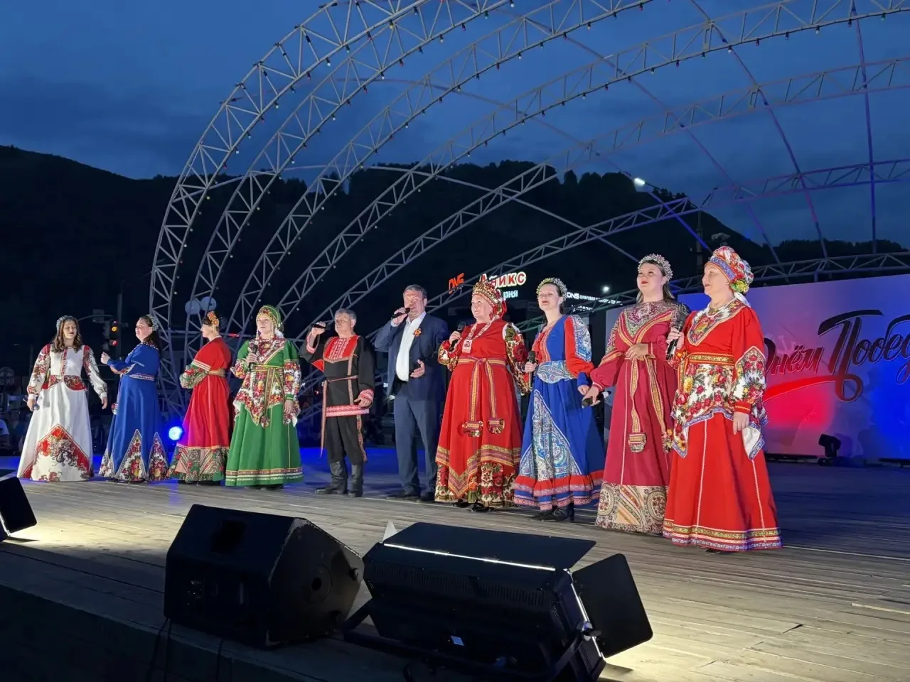 Прямо сейчас на площади «Юбилейная» проходит праздничный концерт «Победа за нами».  На одной сцене с