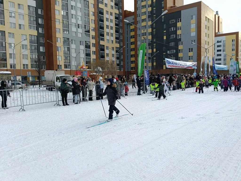 В Академическом стартовала «Лыжня России»!   Гонку открыли губернатор Свердловской области Денис Пас