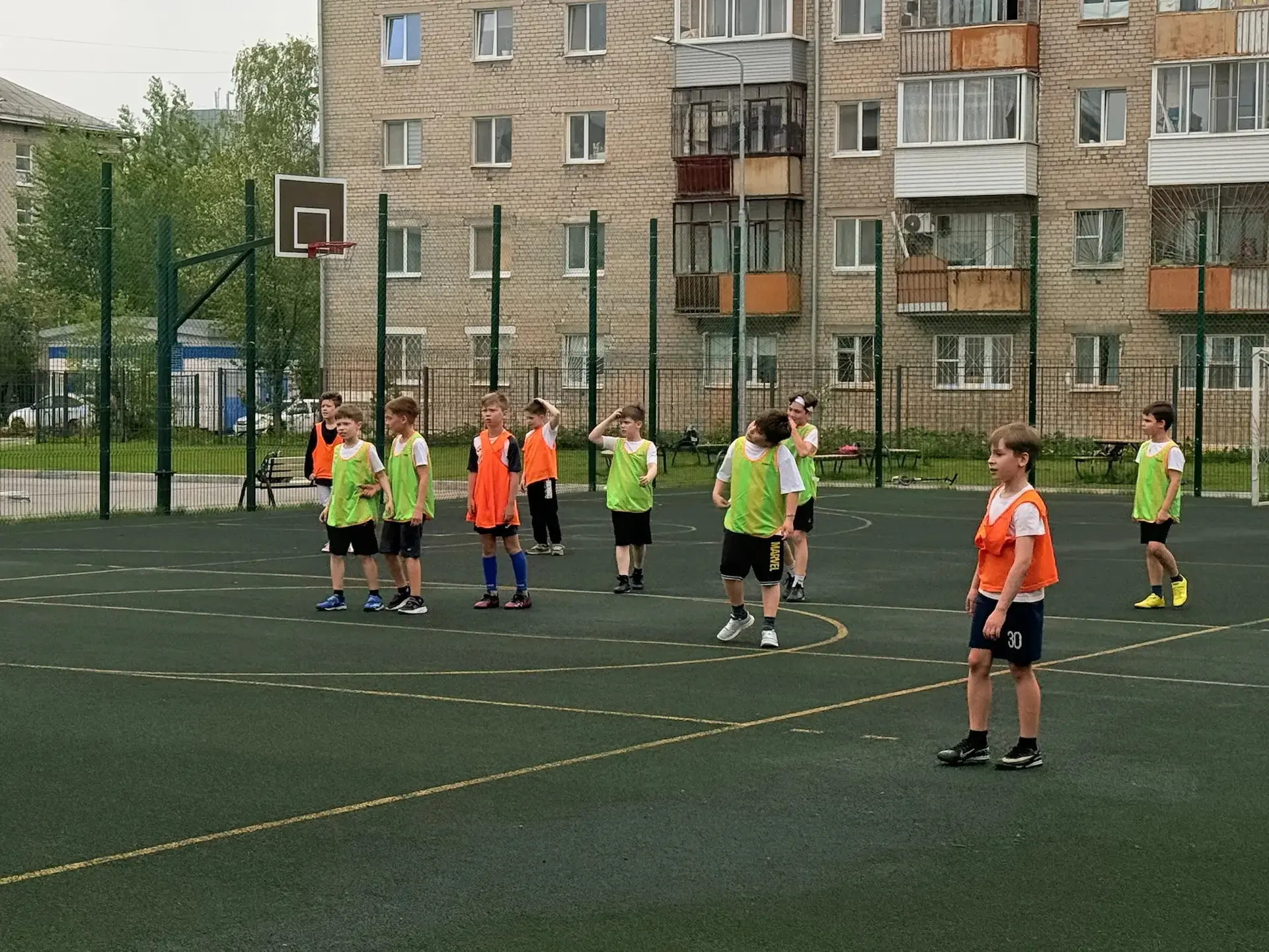 ⚽Товарищеская встреча Фотоника-Светоника  Сегодня на школьной спортивной площадке прошёл товарищески