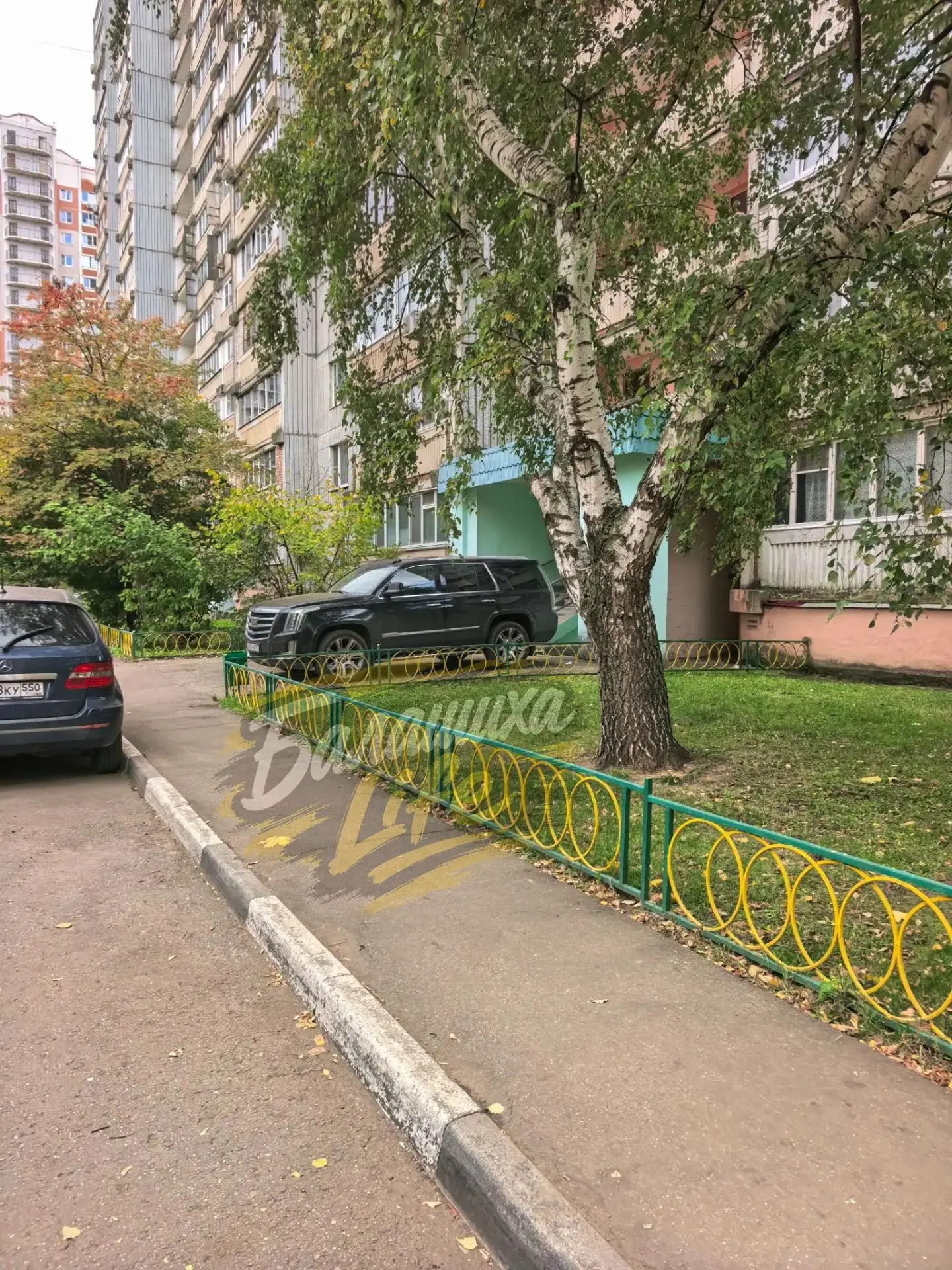 И это машина не инвалида. Так паркуется уже не один день. Что  с людьми происходит?