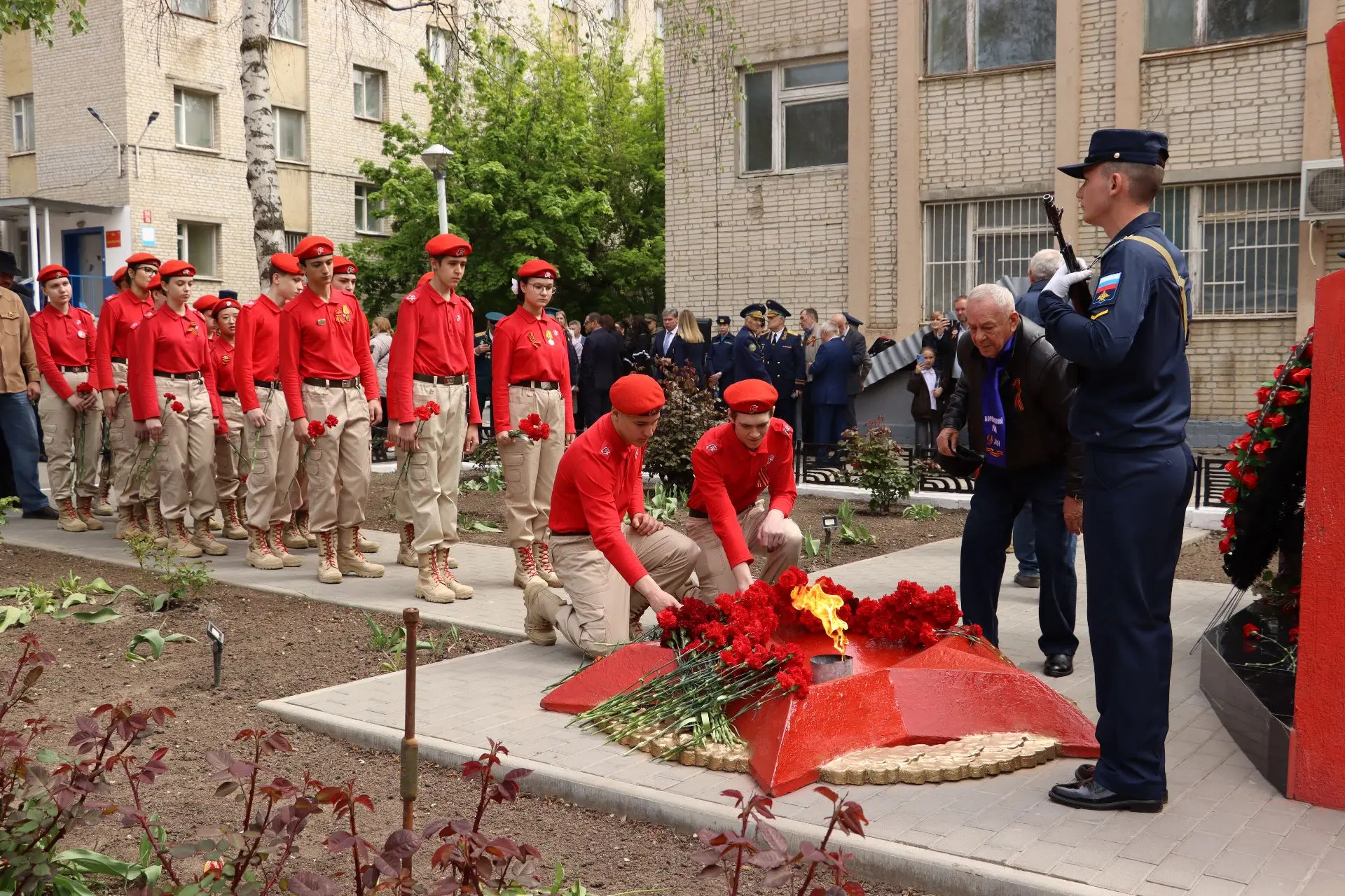 Юнармейцы «Беркута» на параде и возложении цветов Юнармейцы отряда «Беркут» МАОУ «Гимназия №34» стал