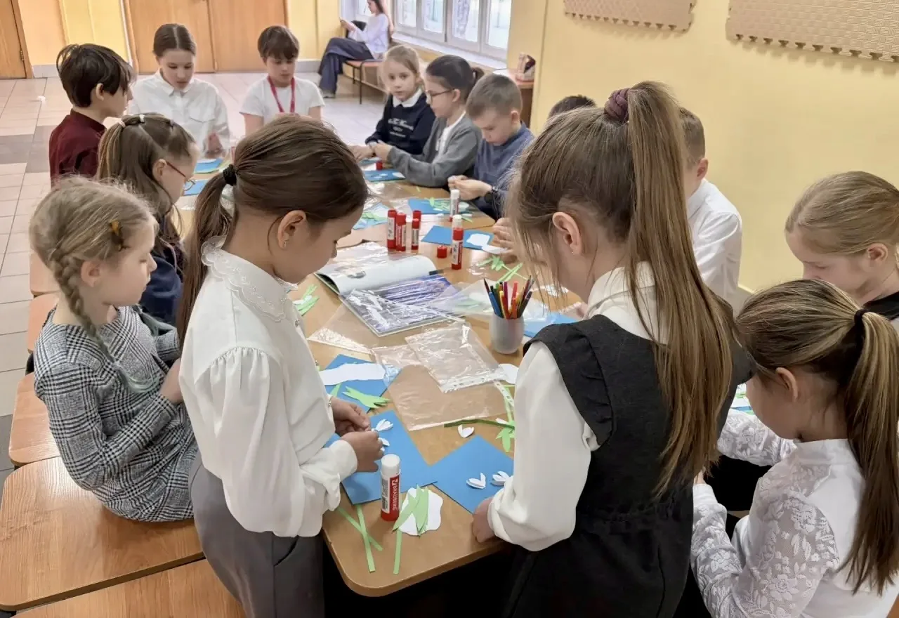 🌸 Весна…  На прошлой неделе в 8-м корпусе царила особая атмосфера — тёплая, творческая, наполненная 