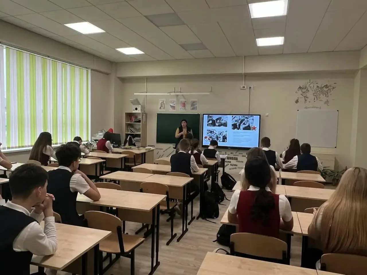 🇷🇺 ТРАДИЦИОННОЕ ПОДНЯТИЕ ФЛАГА И «РАЗГОВОРЫ О ВАЖНОМ»  Каждый понедельник в МБОУ СОШ №11 г. Ессентук