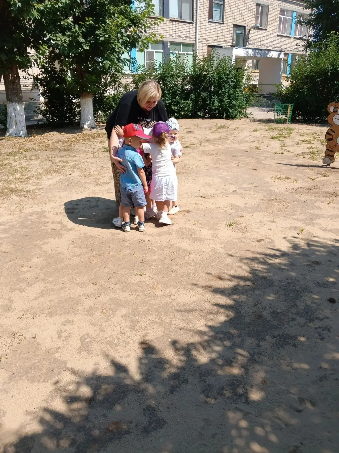 🤼 В нашем детском саду прошел тематический день, посвященный подвижным дворовым играм. Целью меропр