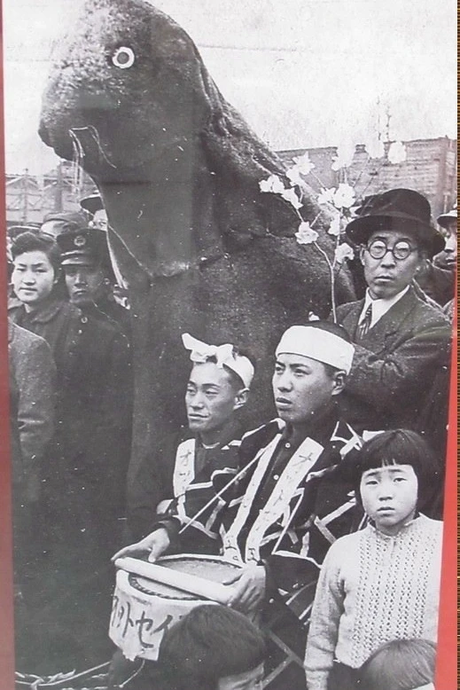 Японское население Южно-Сахалинска на митинге 1 мая 1946 года с муляжом тюленя.   Подпишись на Южно-