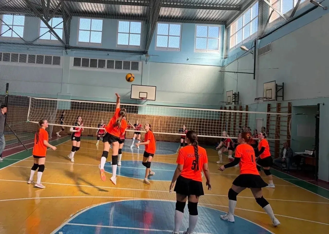 Наши золотые девчонки! 🌟🏐Посмотрите, как красиво наши юнармейцы выступили на областном Кубке по воле