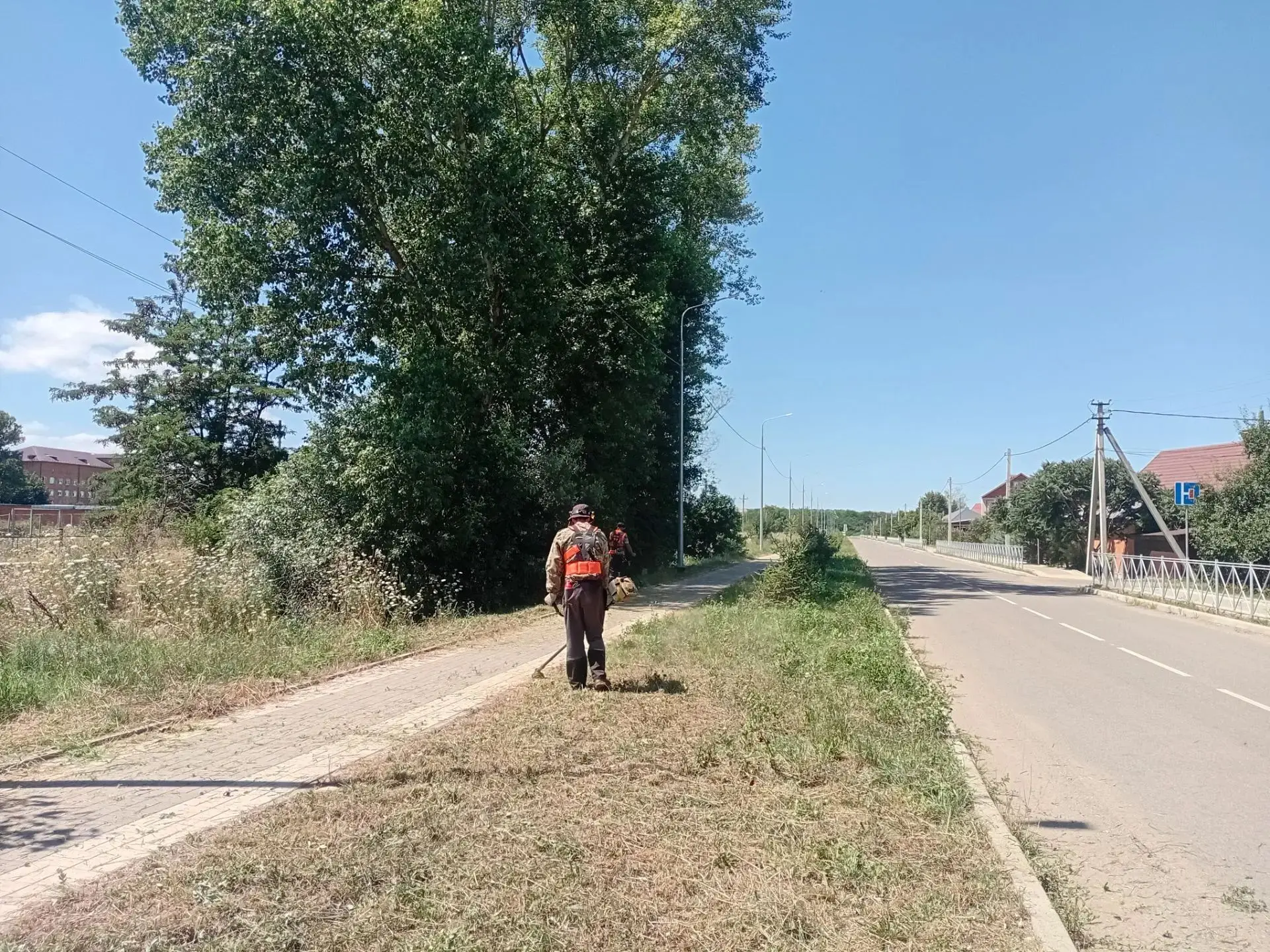 Скашивание сорной растительности по улице Дюкарева пгт Мостовского