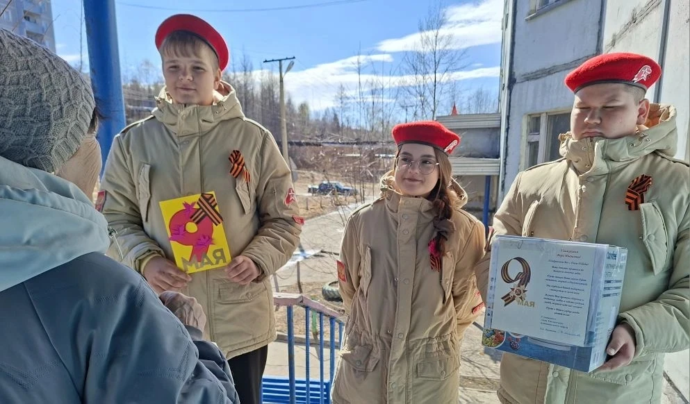 Юнармейцы нашей школы поздравили Веру Ивановну Попову - ровесницу победного 45 года. Шк...