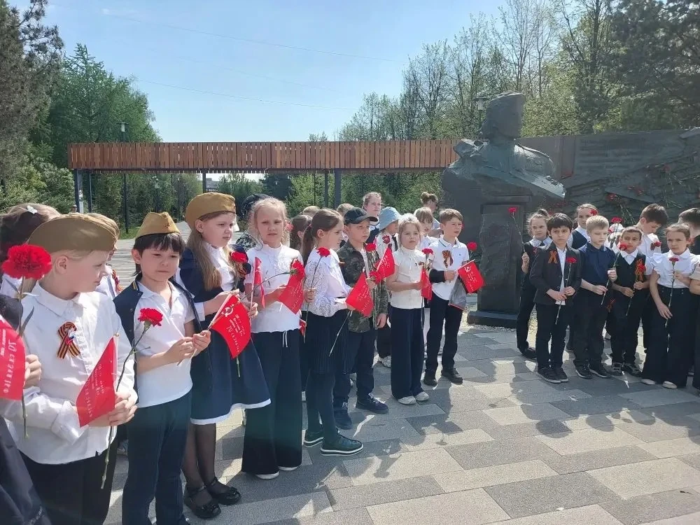 🕊️Накануне священного Дня Победы учащиеся 2 «Н» и 2 «П» классов вместе с классными руководителями Кл