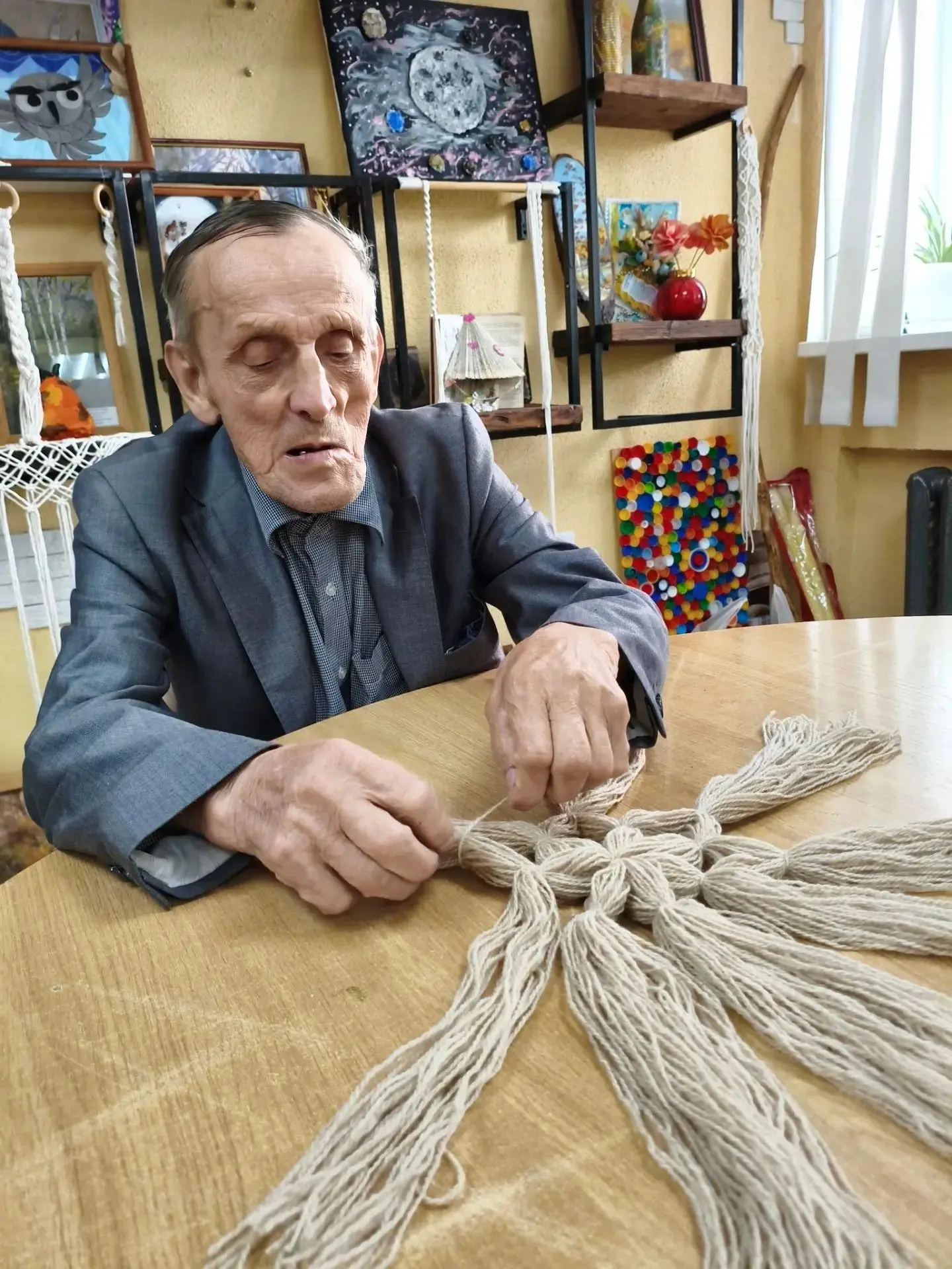 Работа с нитками — это увлекательный и по-настоящему расслабляющий процесс. Каждый узел...