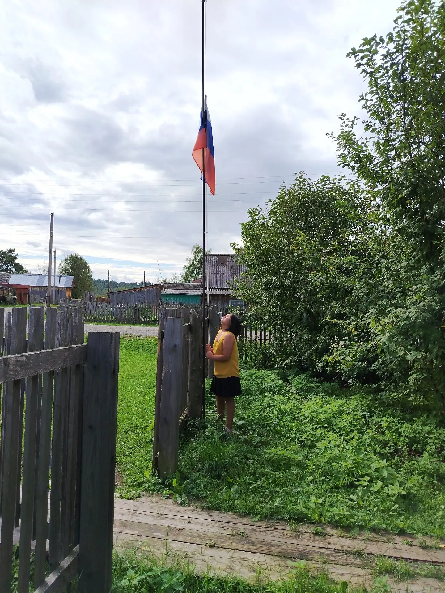 В Тондошенской школе в честь Дня российского флага под звуки гимна подняли знамя.  День...
