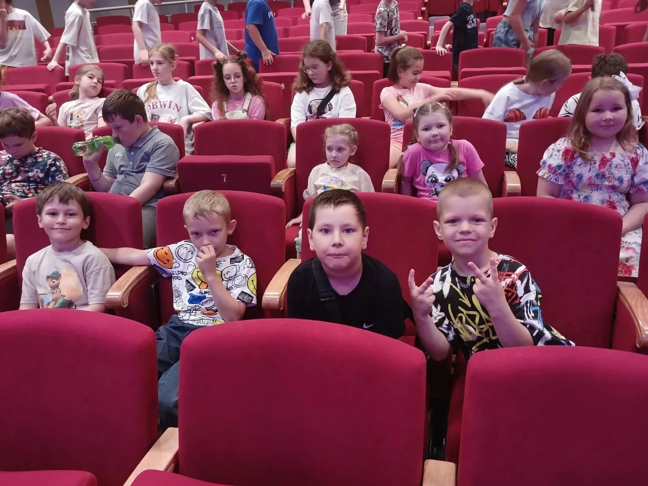 17.06.2026 день в школьном лагере был наполнен сказкой и весельем! Ребята побывали в театре "Буратин