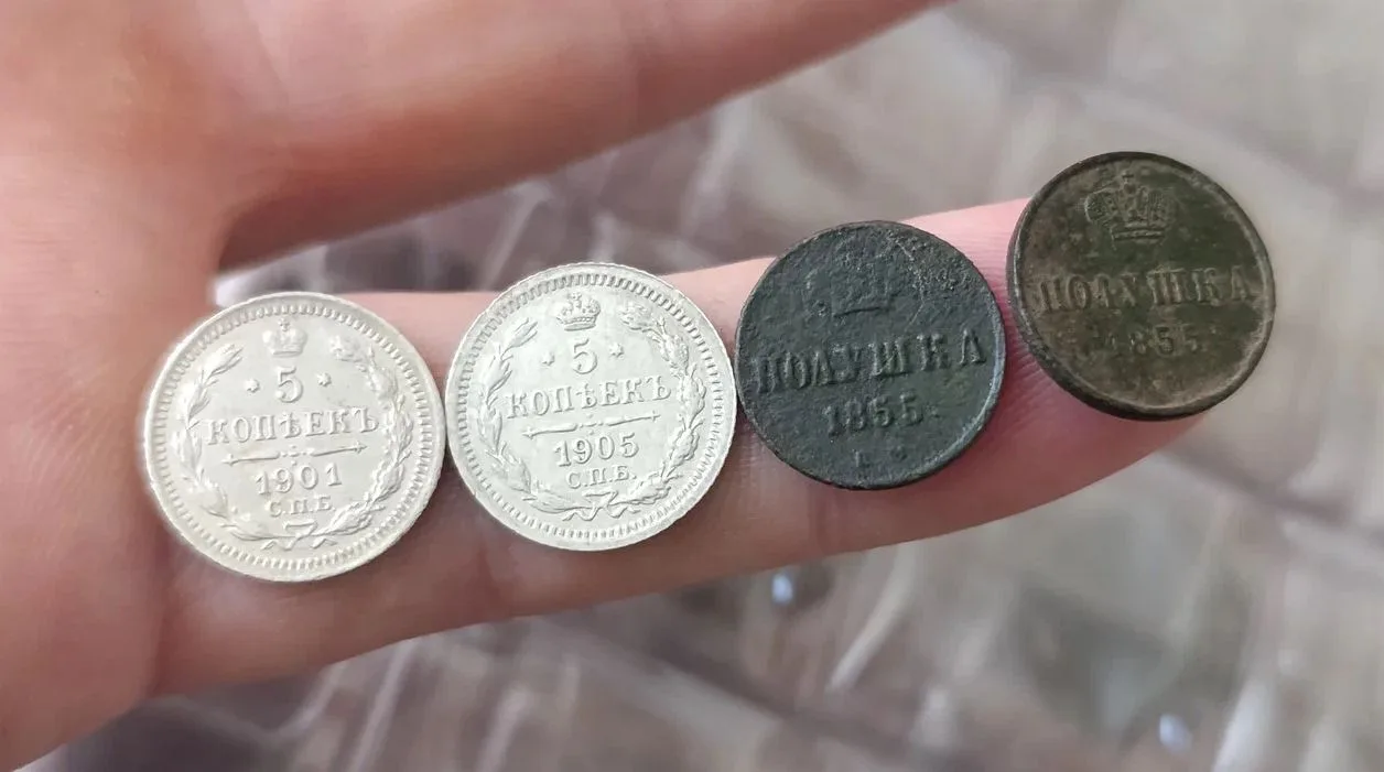 Вот такие маленькие монетки Империи, шириной с мизинец, я нахожу очень красивыми. Свою ...