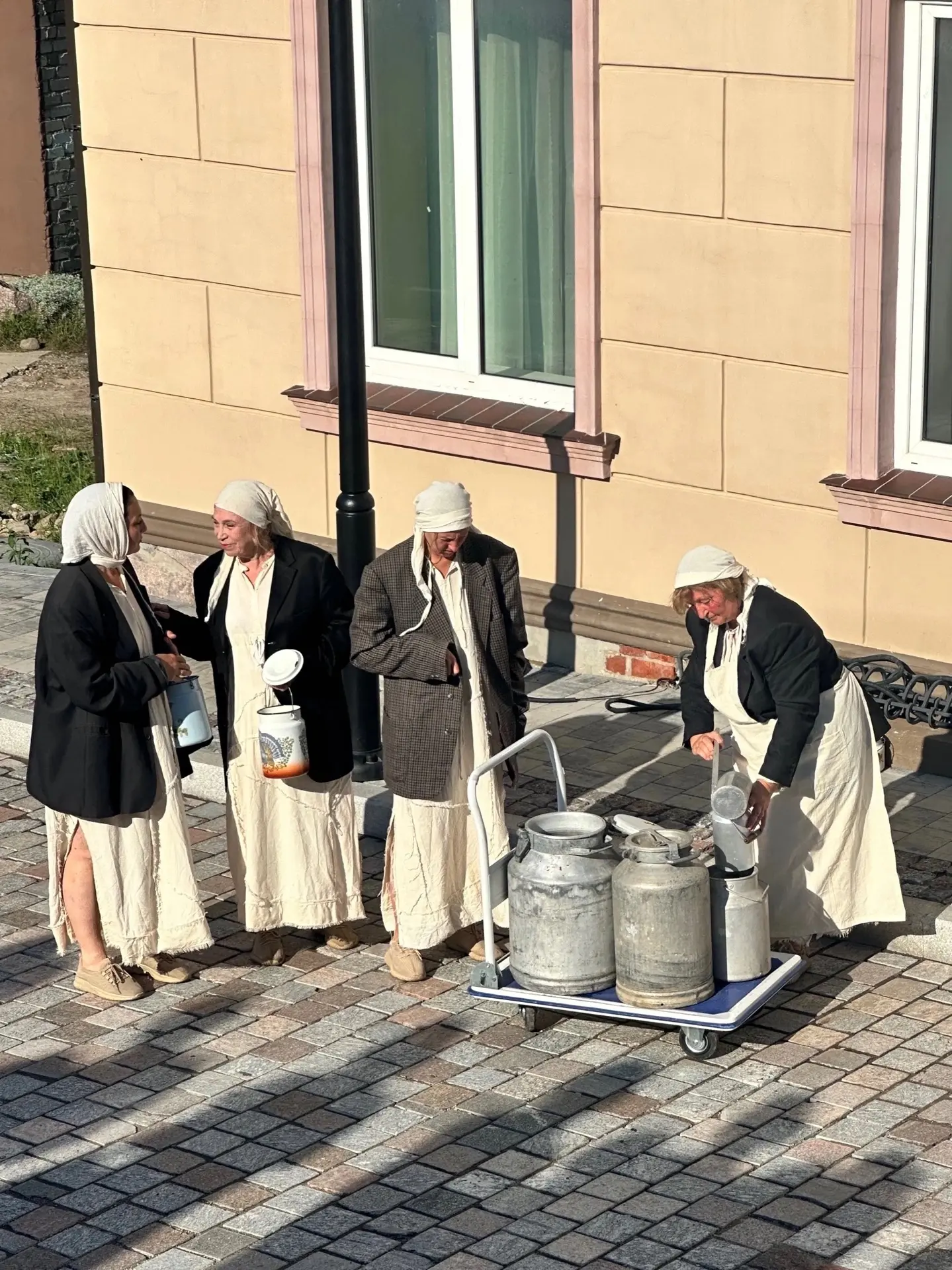 🎭 В этом сезоне в Городе-театре в поселке Железнодорожный играют спектакль «Здесь и вс...
