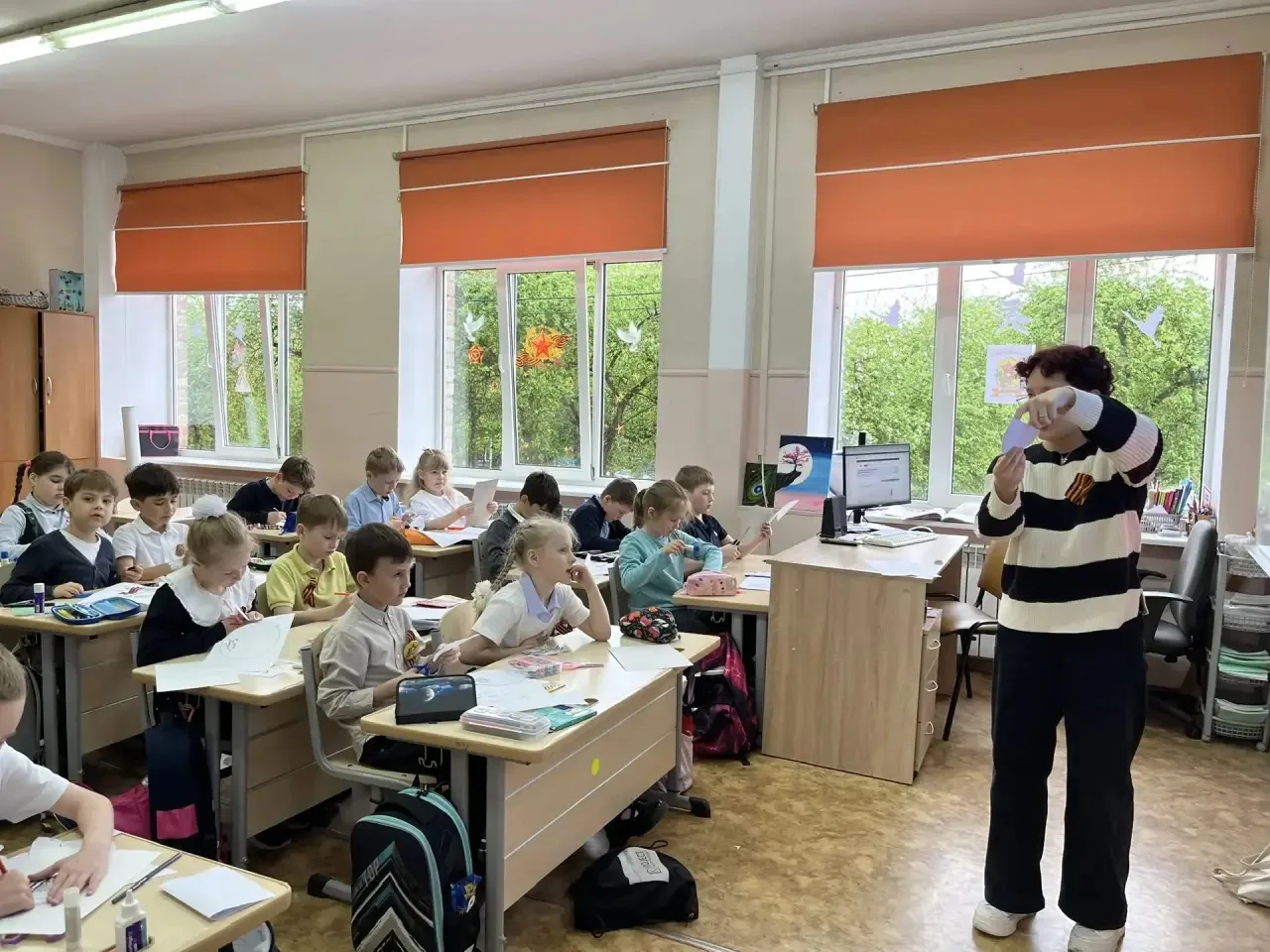Память в каждой открытке🕯️  Учащиеся 10А класса провели мастер-класс для ребят 2Э и 3Б классов по со