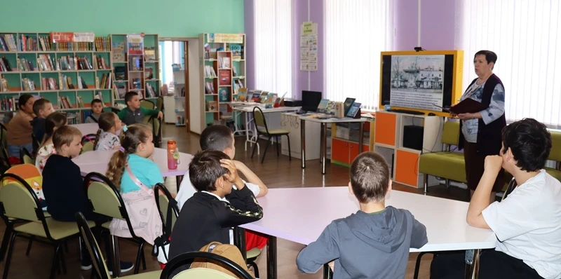 В Центральной детской модельной библиотеке им. В. Дубинина (Керчь) для ребят из лагеря дневного преб