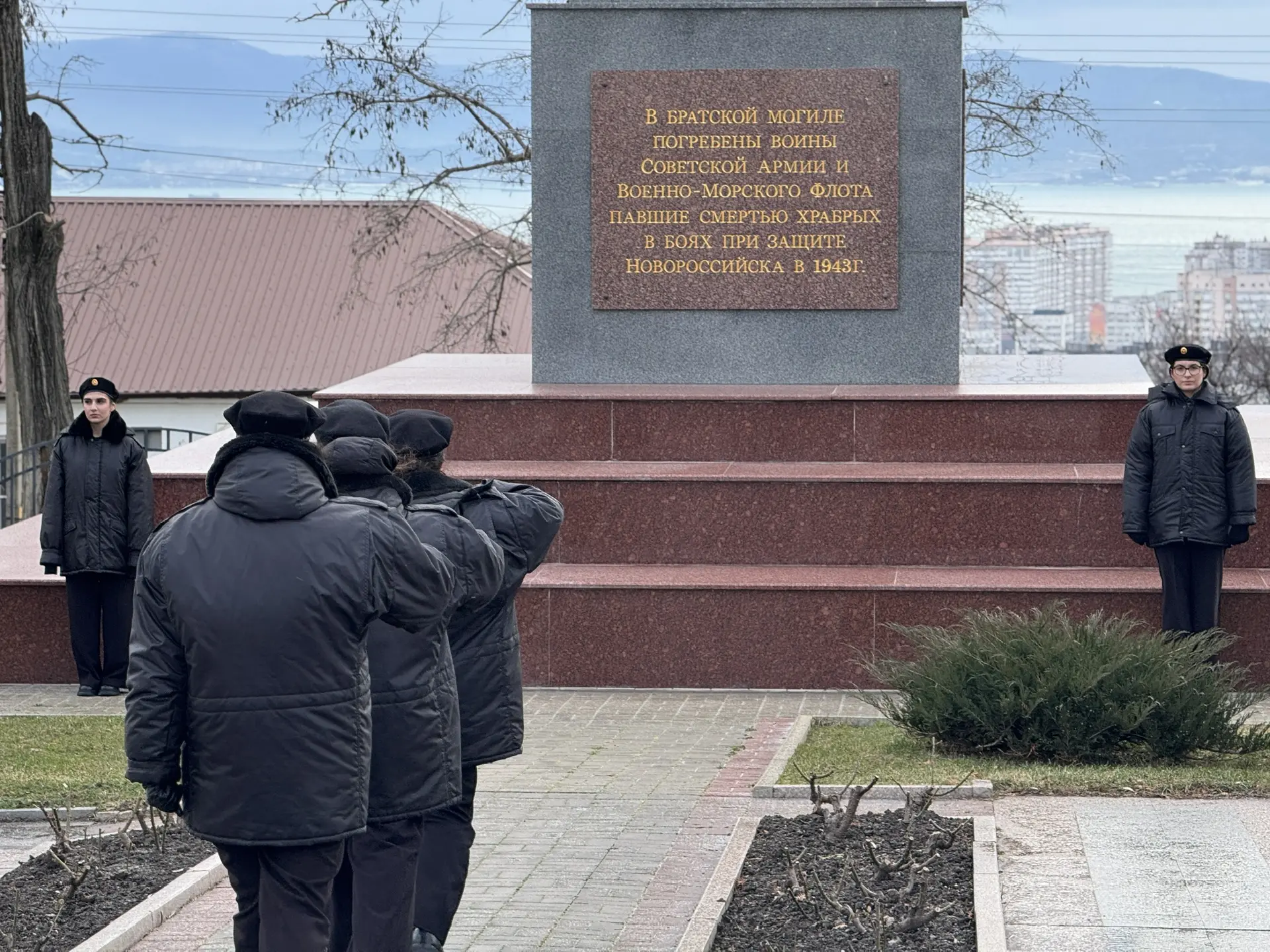 ПОЧЕТНЫЙ КАРАУЛ. ГОРДОСТЬ И ПАМЯТЬ.  Сегодня учащиеся 11 «А» класса нашей гимназии несут почетный ка