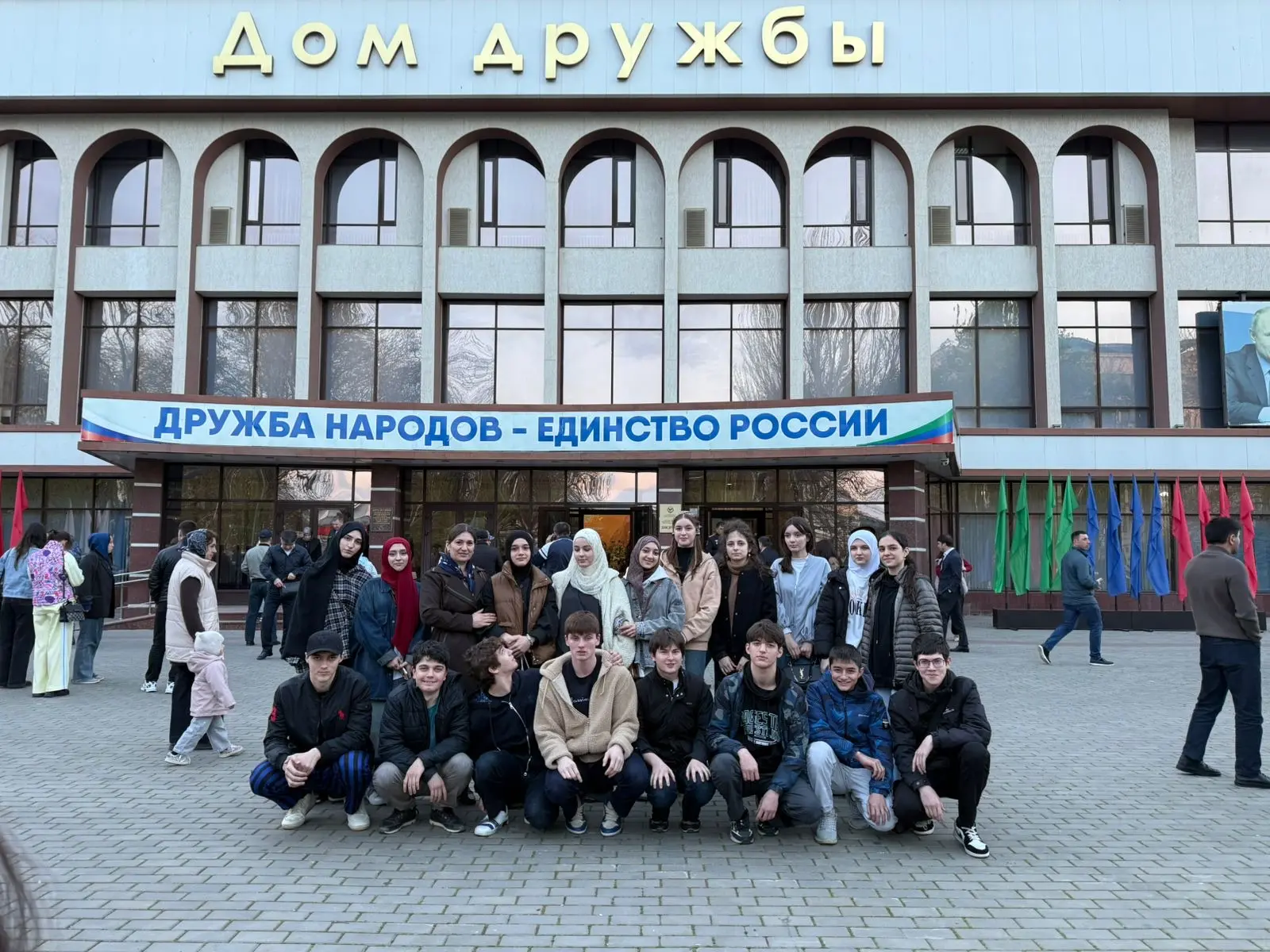 Классные руководители МБОУ СОШ №58 8/1 (Загидат Мухумадиновна) и 10/1 (Заира Абубакаровна) вместе с 