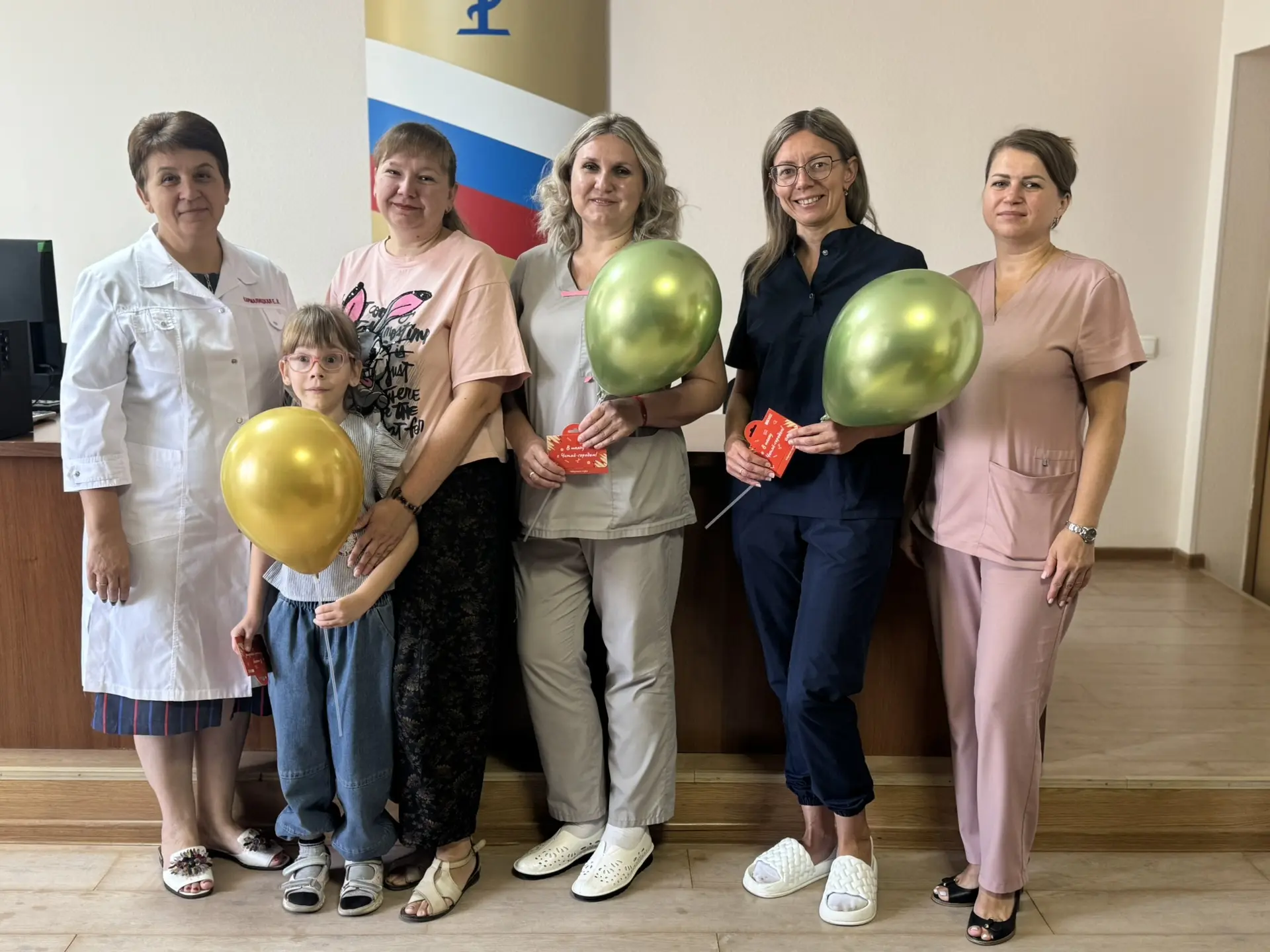По доброй традиции, поздравили первоклассников и их родителей с праздником - Днём знаний!