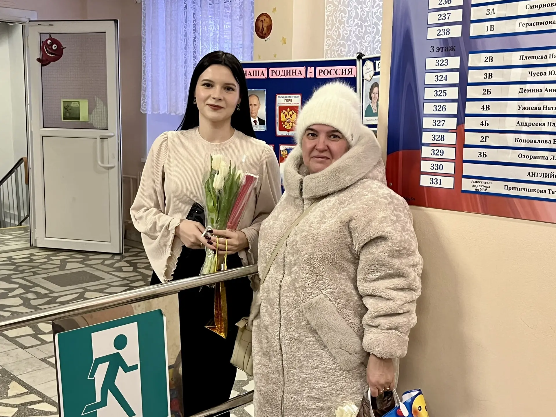 Сегодня школа наполнилась особой весенней атмосферой: старшеклассники и учителя‑мужчины встречали ва