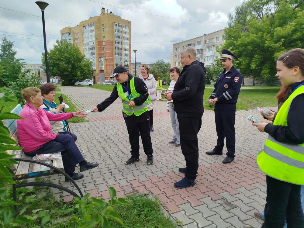 Во время школьных каникул наши юные инспектора движения совместно со своим руководителем Анной Алекс