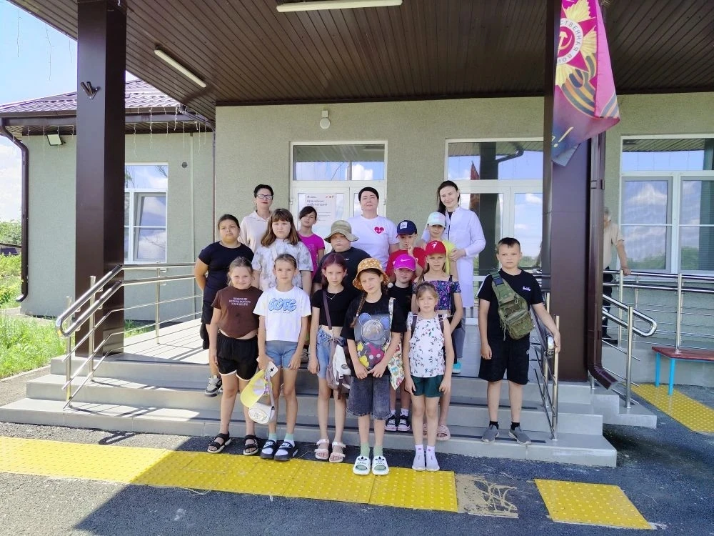 В нашем лагере скучно не бывает 🌞 
🏥 Ребята совместно с воспитателями посетили амбулаторию Среднеч