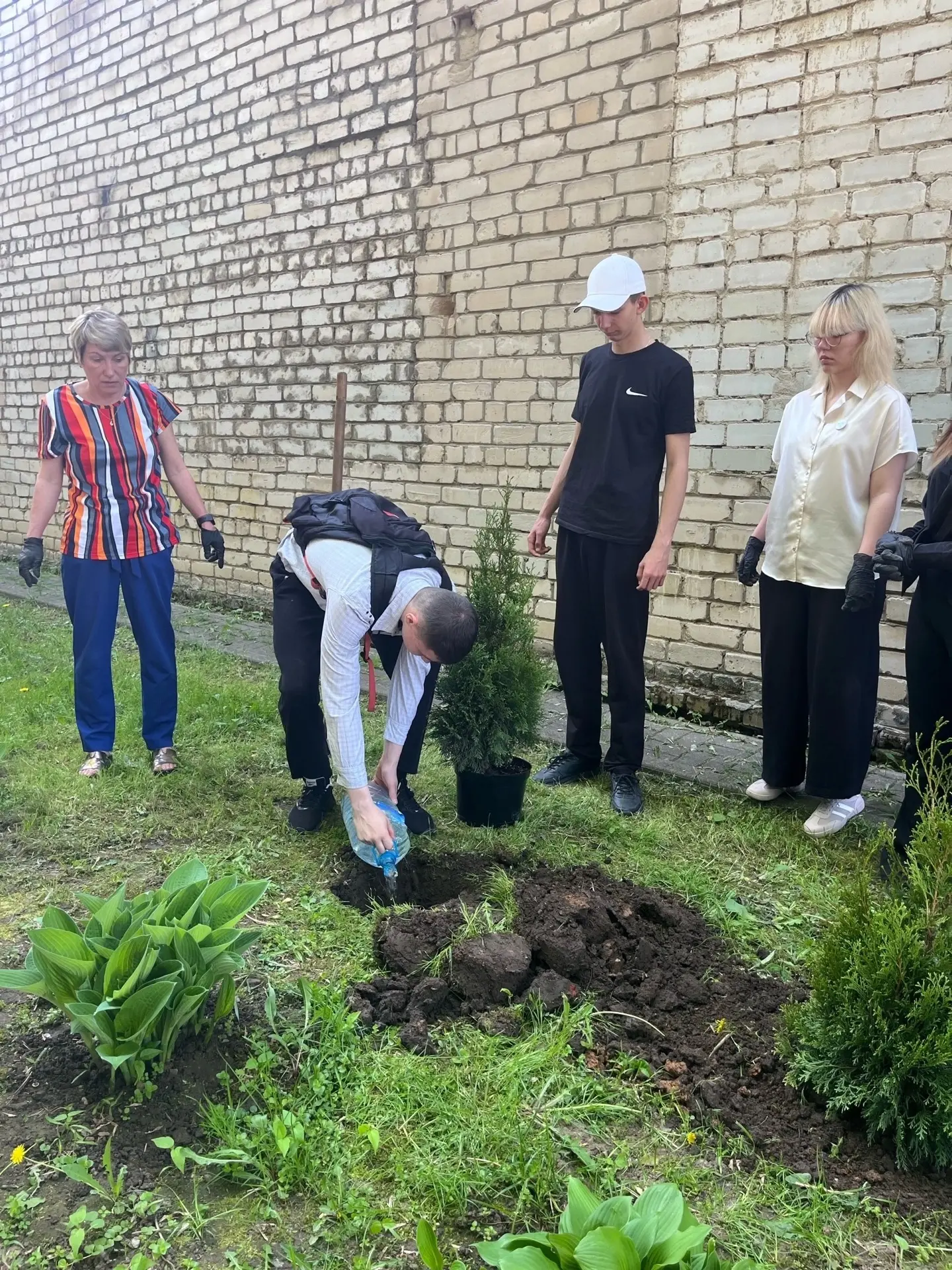 Наши выпускники сделали подарок школе 🙏✨  Сегодня выпускные классы приняли участие в замечательной т