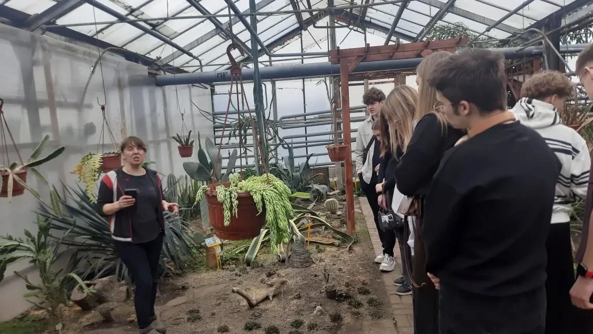 🌿 Живой урок среди тысяч растений: экскурсия биологов на базу Зеленхоза! 🌿