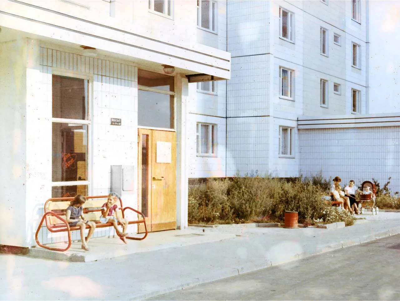 Солнечное утро во дворе, 1989