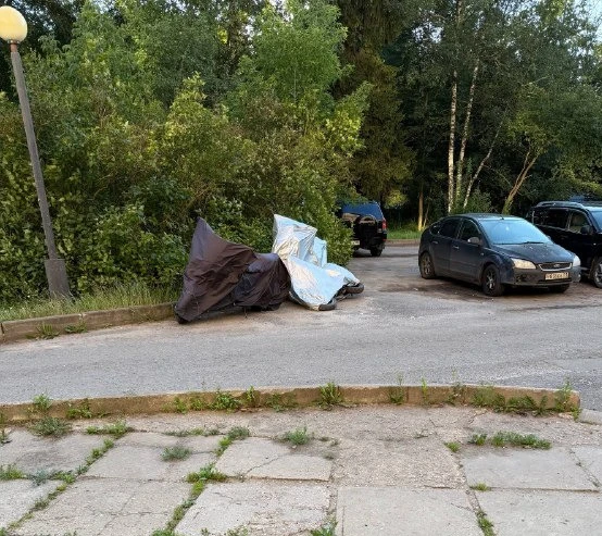 Лесной бульвар 2А. Микроавтобус сдавал назад и уронил мотоцикл, после чего сразу скрылся, даже не пр