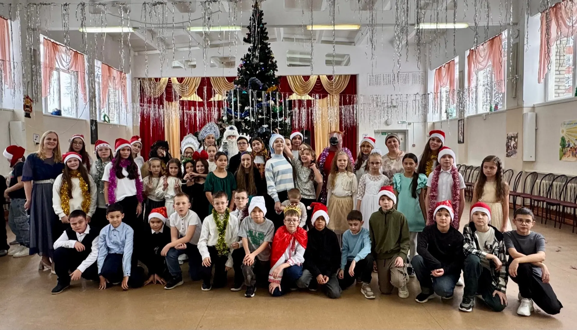 🎄🌟 Завершились волшебные праздники для учеников 1-4 классов. Мы повстречали любимых героев: Дедушку 