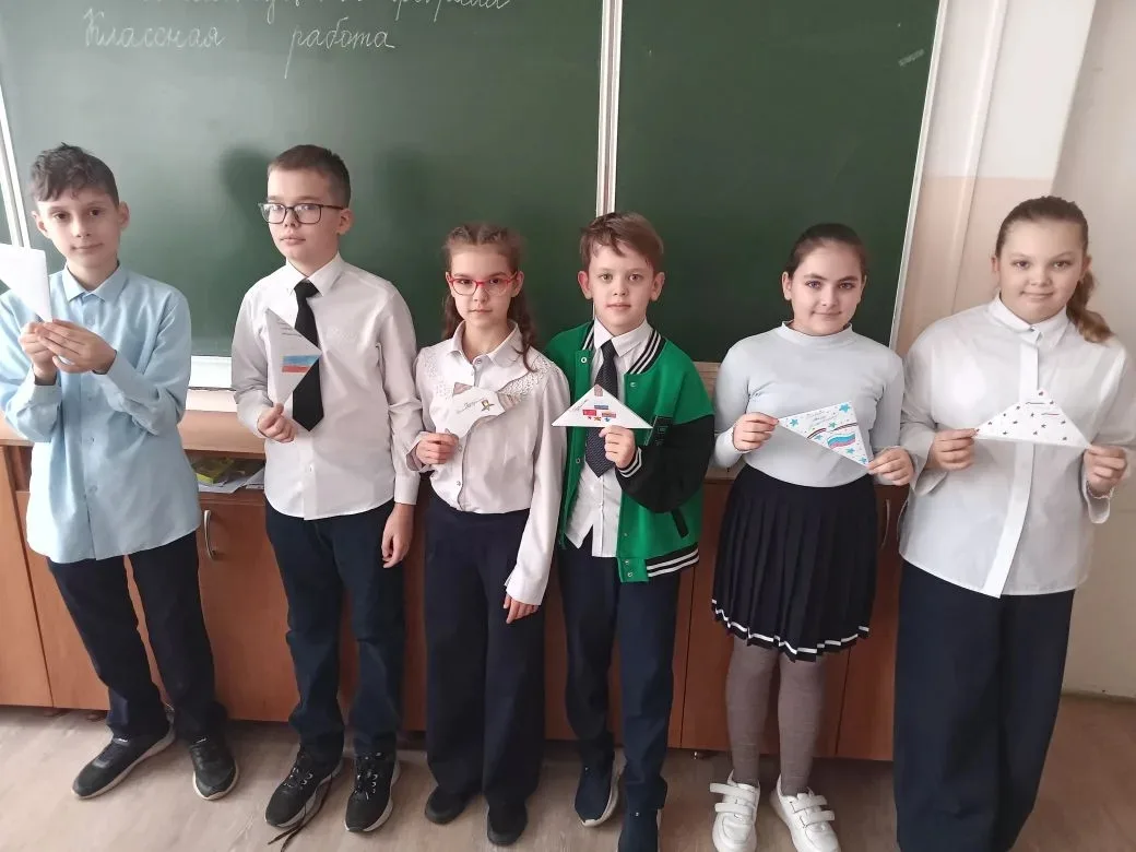 Сегодня мои ребята из разных классов приняли участие в акции "Письмо солдату" ✉️✉️✉️  Мальчишки и де