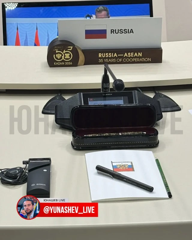 Так выглядит рабочее место для лидеров на саммите.

Очень понравились ручки — с национальной роспись